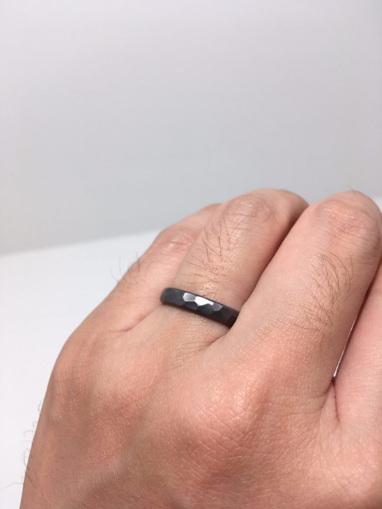 黒い結婚指輪の着用画